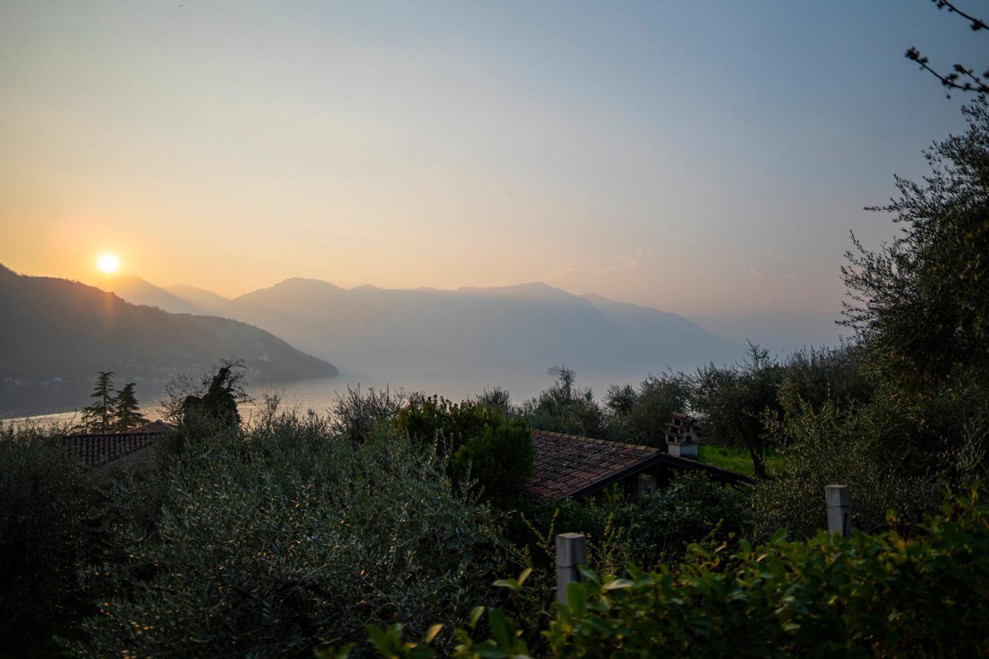 Casa Degli Ulivi Villa Sale Marasino Bagian luar foto