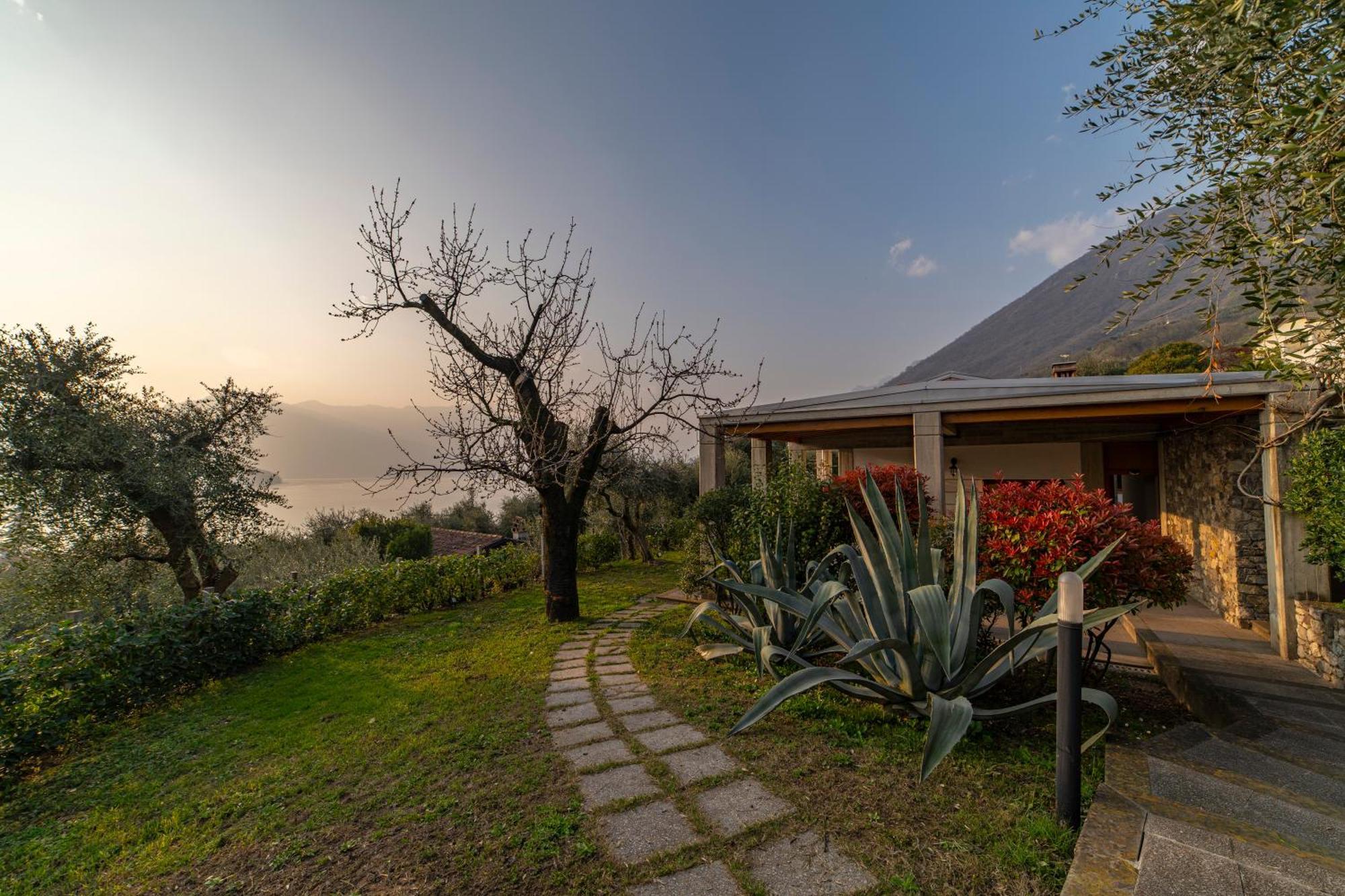 Casa Degli Ulivi Villa Sale Marasino Bagian luar foto